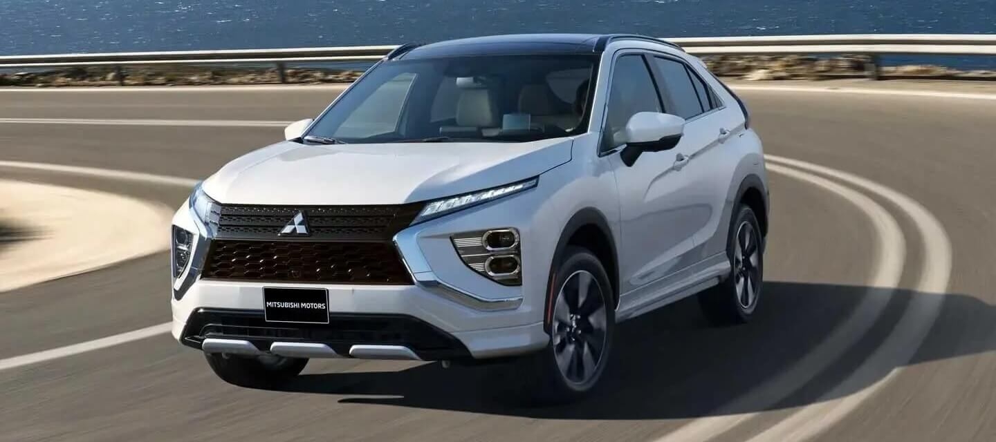 Vue 3/4 avant du Mitsubishi Eclipse Cross 2024 à l'aventure sur la route.