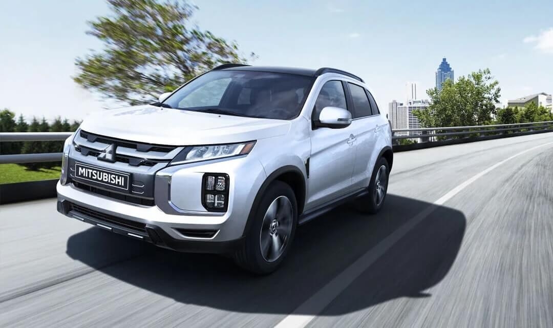 Vue 3/4 avant du Mitsubishi RVR 2025 roulant sur une route.
