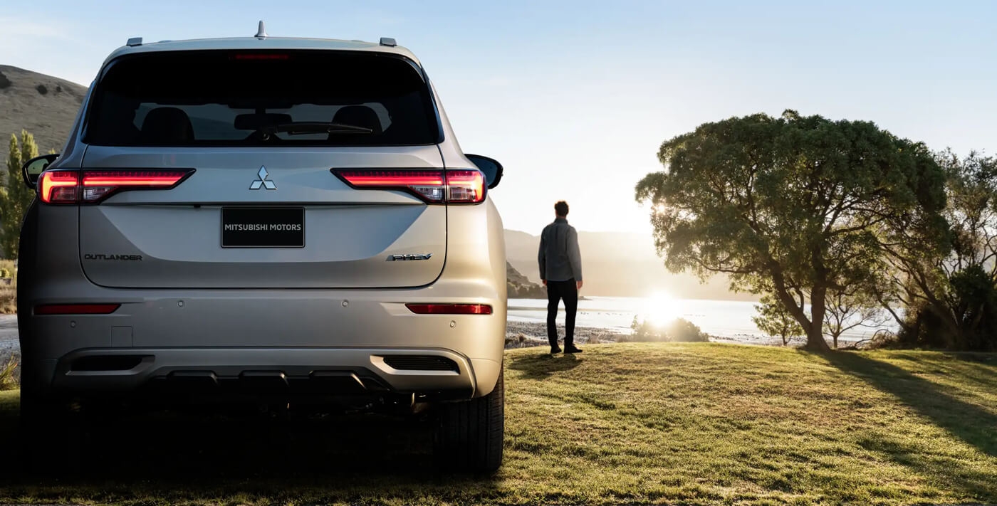 Vue arrière du Mitsubishi Outlander 2025 hybride rechargeable à l'extérieur.