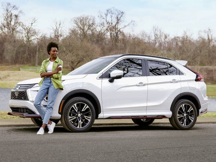 Femme à côté du VUS Mitsubishi Eclipse Cross 2024.