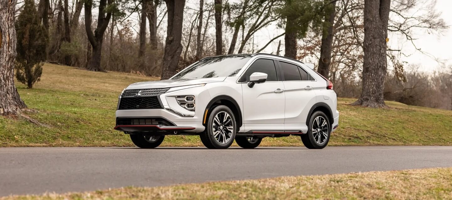 Vue 3/4 avant du Mitsubishi Eclipse Cross 2024 sur une rue.