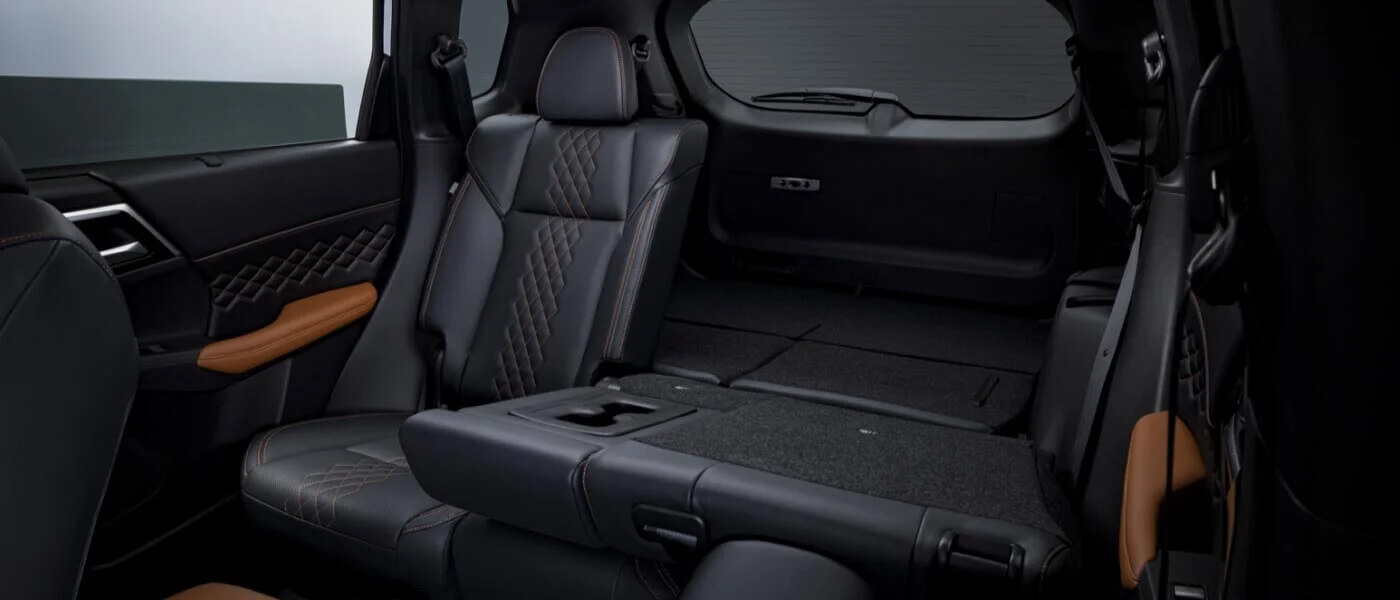 L’intérieur du Mitsubishi Outlander 2025 avec son espace de rangement polyvalent.