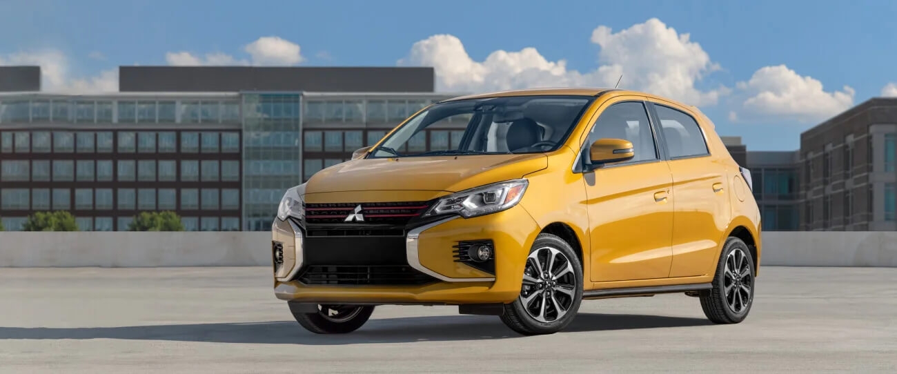 vue latérale avant d'une Mitsubishi Mirage 2024