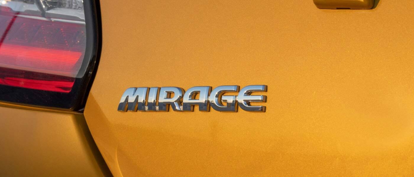 vue en gros plan du mot Mirage sur le véhicule