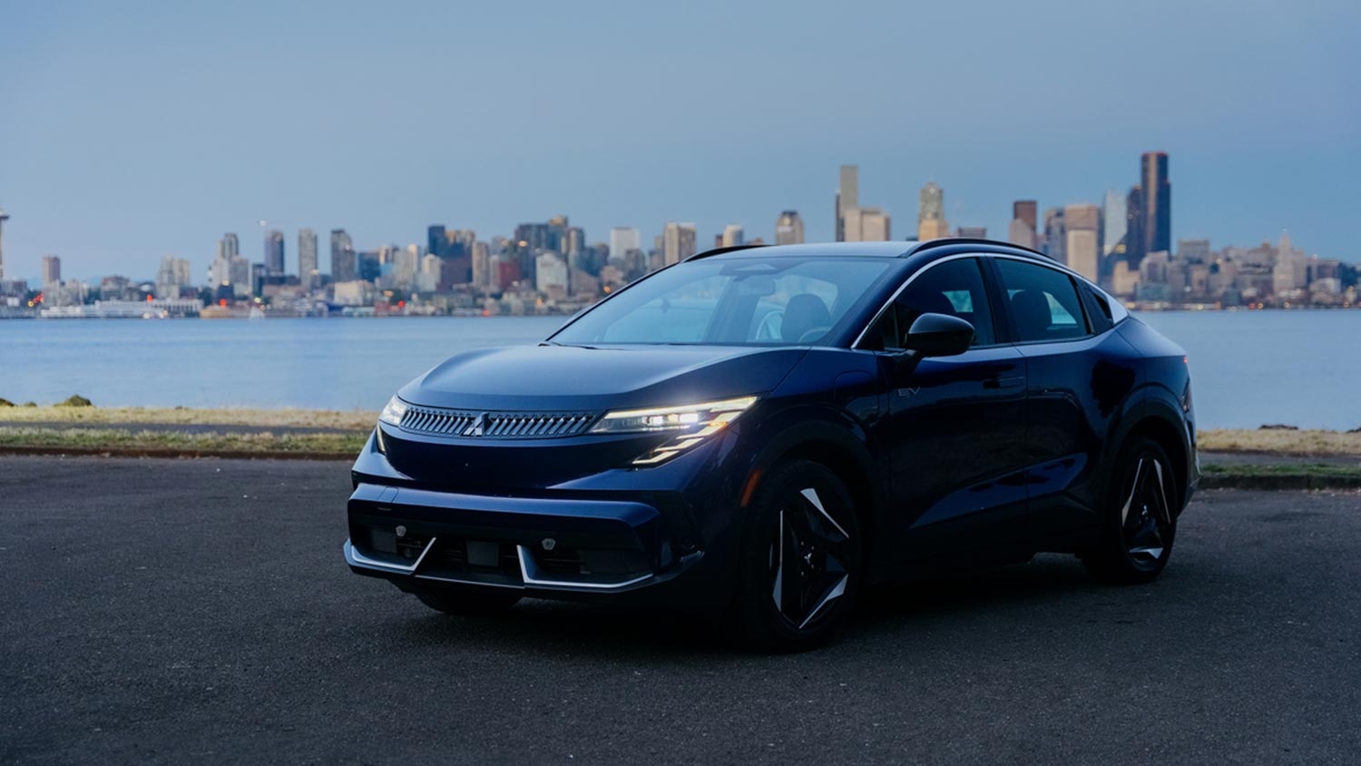 MITSUBISHI-ECLIPSE-SPORTBACK-2027-DEVANT-BLEU-SOIR
